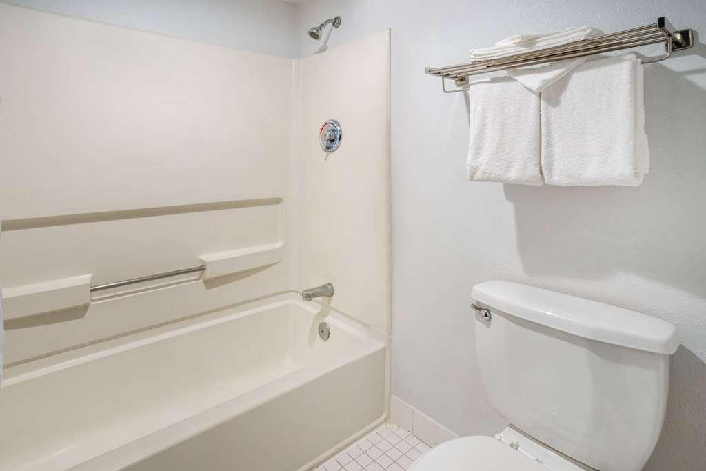 Travelodge By Wyndham Appleton Bagian luar foto